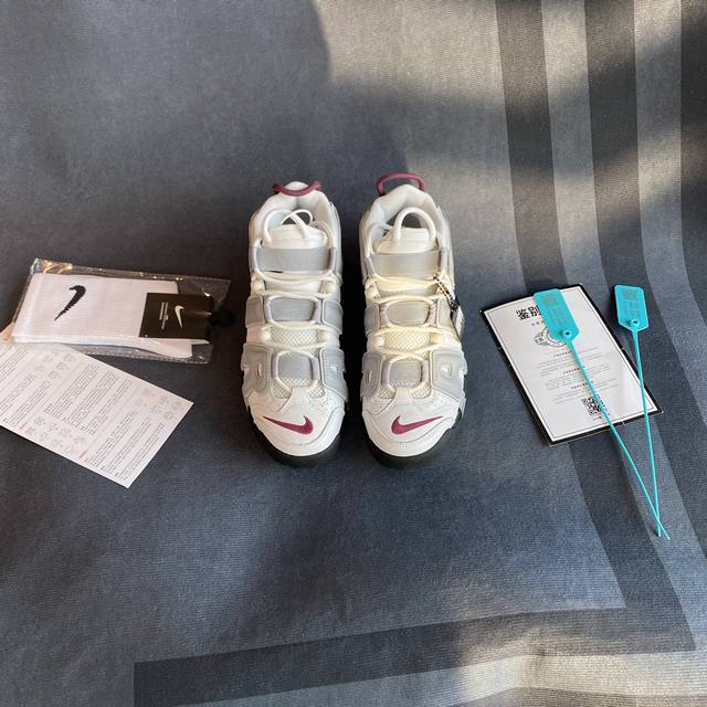 顶配pp版本出厂 Nk Air More Uptempo ’96 Og 皮蓬大air 以流行于街头的涂鸦文化为设计灵感，整体的设计风格夸张而充满魅力，厚实而充满